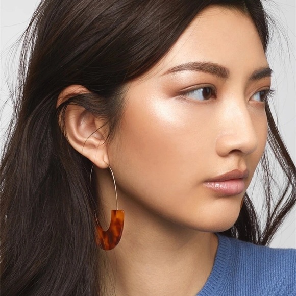 Open hoop acrylic resin earrings in animal print! - Picture 3 of 3